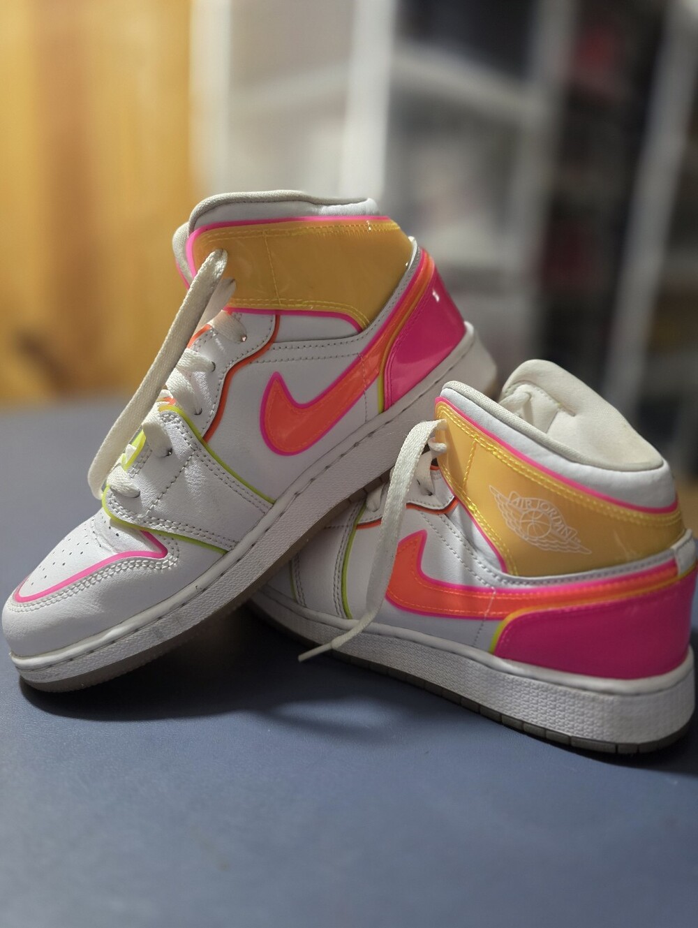Jordan 1 Mid Edge Glow,  Kids White High-Top Sneakers Size 5.5y/7w. - Picture 6 of 8